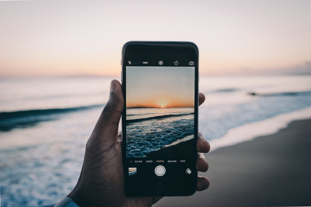 Hand mit Handy in der Frontansicht