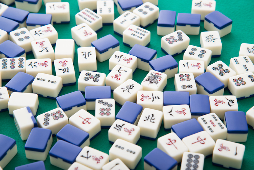 Mahjong Spielsteine auf dem Tisch liegend