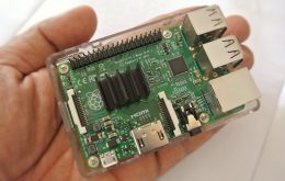 ansicht raspberry pi in einer handfläche