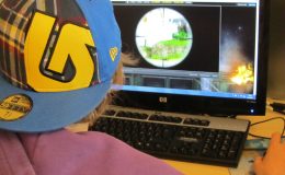 Ein Junge spielt ein Spiel am Computer