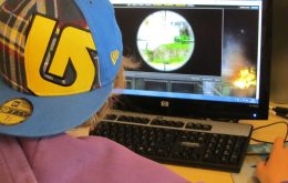 Ein Junge spielt ein Spiel am Computer